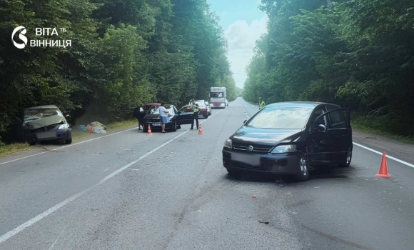 Поліція Вінниччини розслідує ДТП троє людей постраждали в аварії Поліція Вінниччини розслідує ДТП троє людей постраждали в аварії