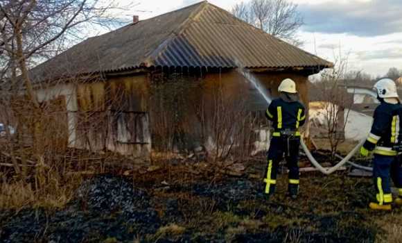 Полум’я із сухої трави перекинулося на приватний житловий будинок у Гайсинському районі Полум’я із сухої трави перекинулося на приватний житловий будинок у Гайсинському районі