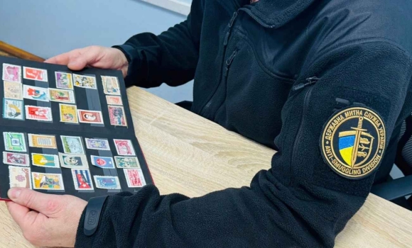 Поштові марки замість сувенірів на Вінниччині зупинили іноземця з філателістичною колекцією Поштові марки замість сувенірів на Вінниччині зупинили іноземця з філателістичною колекцією