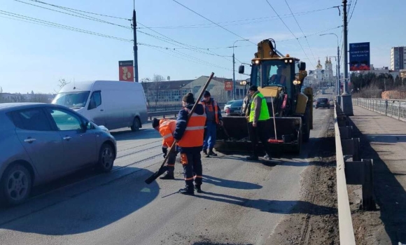 Працюють п'ять бригад аварійний ремонт торкнувся найскладніших ділянок доріг Вінниці Працюють п'ять бригад аварійний ремонт торкнувся найскладніших ділянок доріг Вінниці