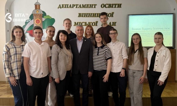 Права дітей — голосом самих школярів у Вінниці підсумували роботу дитячих омбудсменів Права дітей — голосом самих школярів у Вінниці підсумували роботу дитячих омбудсменів