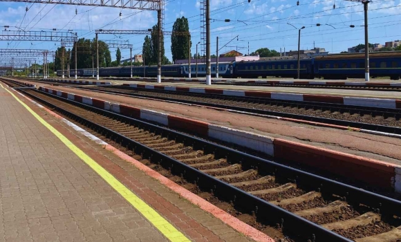 Приміські потяги через Вінниччину подекуди затримуються майже на шість годин Приміські потяги через Вінниччину подекуди затримуються майже на шість годин