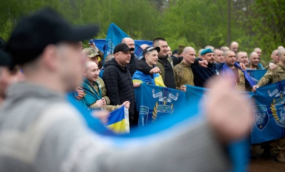П’ятеро захисників з Вінниччини повернулися додому в межах масштабного обміну полоненими П’ятеро захисників з Вінниччини повернулися додому в межах масштабного обміну полоненими