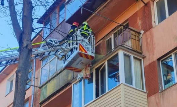 Рятувальникам довелося екстрено потрапити до однієї з квартир вінницької п'ятиповерхівки Рятувальникам довелося екстрено потрапити до однієї з квартир вінницької п'ятиповерхівки