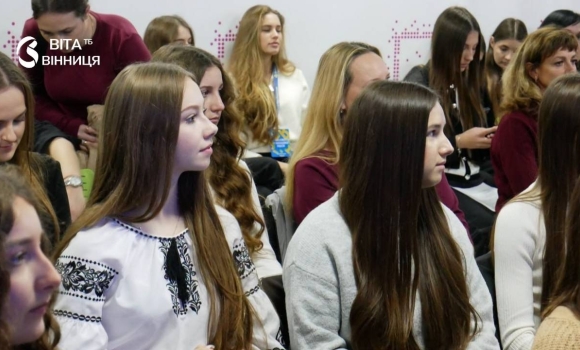 Учасники обласних загальних зборів Учнівської ради Вінниччини в залі під час пленарної частини Учасники обласних загальних зборів Учнівської ради Вінниччини в залі під час пленарної частини
