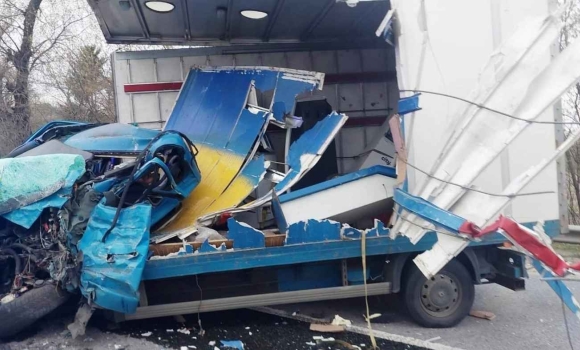 Смертельна троща на трасі М-21 на Вінниччині вантажівка влетіла у пасажирський автобус Смертельна троща на трасі М-21 на Вінниччині вантажівка влетіла у пасажирський автобус