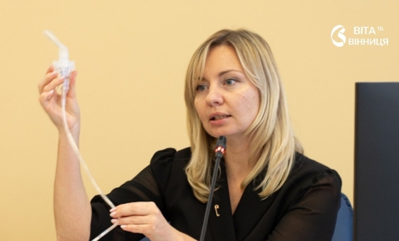 Лікарка-пульмонологиня показує, як користуватися інгалятором, у медичному об'єднанні у Вінниці Лікарка-пульмонологиня показує, як користуватися інгалятором, у медичному об'єднанні у Вінниці