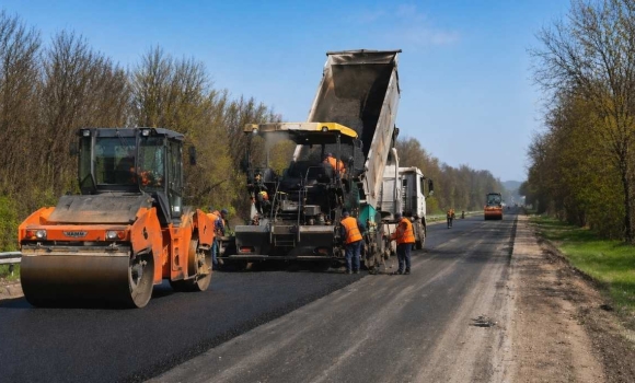 Стратегічна траса М-21 у фокусі на Вінниччині й по всій країні дорожники вийшли на рекордні темпи ремонту Стратегічна траса М-21 у фокусі на Вінниччині й по всій країні дорожники вийшли на рекордні темпи ремонту