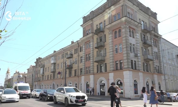 Таємниці «Будинку вчителів» на Соборній три будівлі, штаб армії та перший прапор Вінниці Таємниці «Будинку вчителів» на Соборній три будівлі, штаб армії та перший прапор Вінниці
