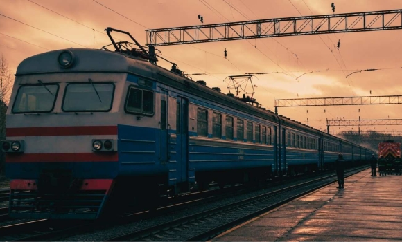 Трагедія на залізниці у Вінниці 14-річного підлітка вдарило струмом на даху електропоїзда Трагедія на залізниці у Вінниці 14-річного підлітка вдарило струмом на даху електропоїзда
