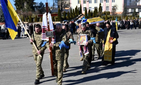 Тростянецька громада прощалась із 42-річним стрільцем-снайпером Тростянецька громада прощалась із 42-річним стрільцем-снайпером