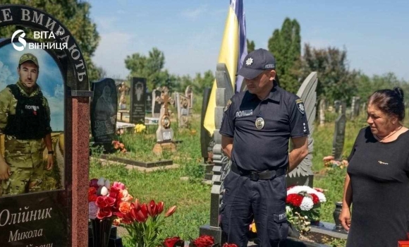 Тульчинські поліцейські вшанували пам'ять загиблого побратима в день його народження Тульчинські поліцейські вшанували пам'ять загиблого побратима в день його народження