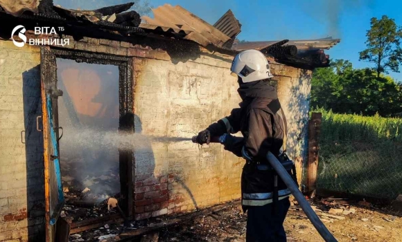 У Бершаді рятувальники вивели жінку з дітьми із задимленої квартири У Бершаді рятувальники вивели жінку з дітьми із задимленої квартири