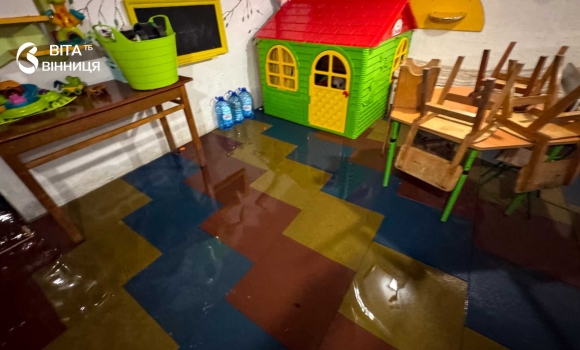 У Калинівці рятувальники відкачували воду з дитсадка та приватного домоволодіння У Калинівці рятувальники відкачували воду з дитсадка та приватного домоволодіння