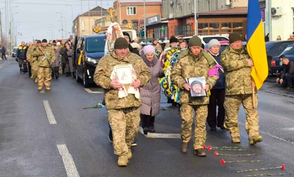 У Немирівській громаді попрощалися з загиблим Героєм-земляком У Немирівській громаді попрощалися з загиблим Героєм-земляком