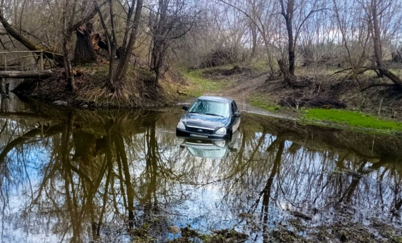 У Погребищенській громаді водій хотів перетнути річку на авто та застряг посеред водойми У Погребищенській громаді водій хотів перетнути річку на авто та застряг посеред водойми