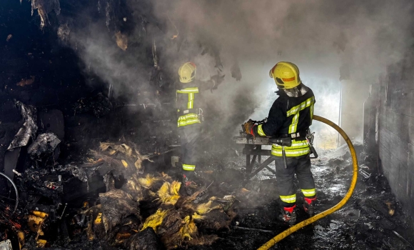 У Турбові вогонь з палаючого гаража ледь не перекинувся на будівлю поруч У Турбові вогонь з палаючого гаража ледь не перекинувся на будівлю поруч