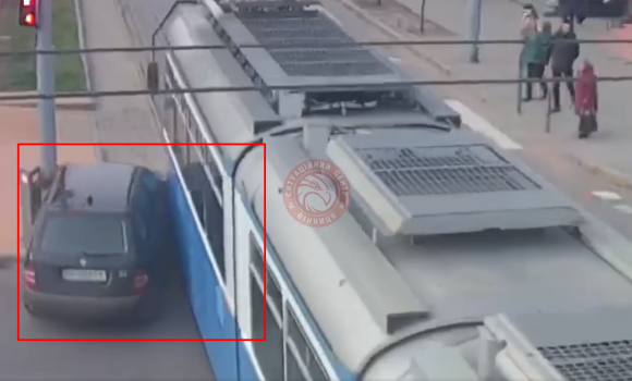 У Вінниці на Замості легковий автомобіль зіткнувся з трамваєм