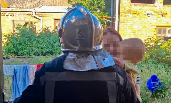 У Вінниці 3-річний хлопчик випадково зачинився вдома родині допомогли рятувальники У Вінниці 3-річний хлопчик випадково зачинився вдома родині допомогли рятувальники
