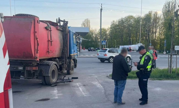 У Вінниці 72-річний велосипедист потрапив під колеса вантажівки У Вінниці 72-річний велосипедист потрапив під колеса вантажівки
