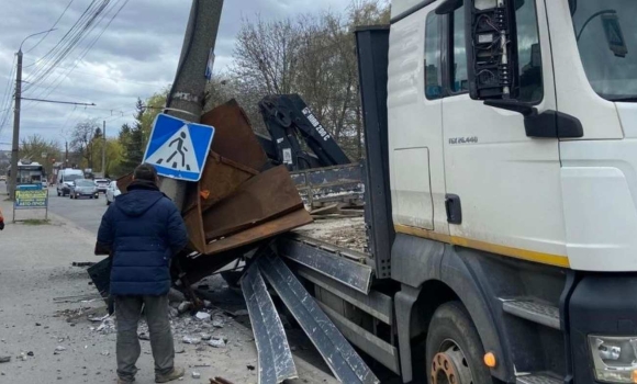 У Вінниці через пошкоджену опору перекрили рух тролейбусів у бік Немирівського шосе У Вінниці через пошкоджену опору перекрили рух тролейбусів у бік Немирівського шосе
