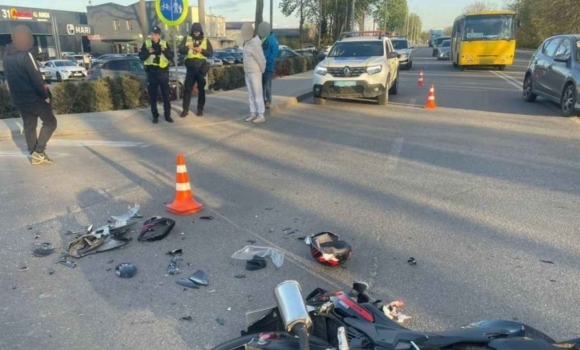 У Вінниці мотоцикліст дивом відбувся легкими травмами після зіткнення з автомобілем У Вінниці мотоцикліст дивом відбувся легкими травмами після зіткнення з автомобілем