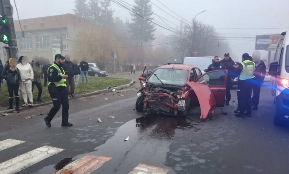 У Вінниці на перехресті проспекту Юності та вул.Порика зіткнулися два авто У Вінниці на перехресті проспекту Юності та вул.Порика зіткнулися два авто
