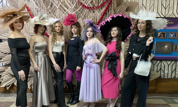 У Вінниці організували профорієнтаційний артпоказ «Подіум професій» У Вінниці організували профорієнтаційний артпоказ «Подіум професій»