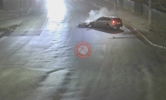 У Вінниці п'яний водій вночі протаранив автомобілем електропору У Вінниці п'яний водій вночі протаранив автомобілем електропору
