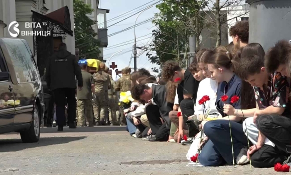 У Вінниці прощалися з 22-річним спецпризначенцем Єгором Басюком та воїном Олексієм Варчаком У Вінниці прощалися з 22-річним спецпризначенцем Єгором Басюком та воїном Олексієм Варчаком