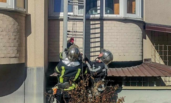 У Вінниці рятувальники екстрено відкривали двері у квартирі в багатоповерхівці У Вінниці рятувальники екстрено відкривали двері у квартирі в багатоповерхівці