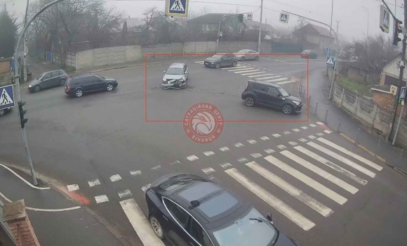 У Вінниці сталась ДТП на перехресті вулиць Данила Нечая та Маріупольської У Вінниці сталась ДТП на перехресті вулиць Данила Нечая та Маріупольської