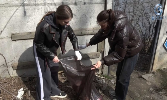 у Вінниці студенти влаштували толоку на березі Південного Бугу у Вінниці студенти влаштували толоку на березі Південного Бугу