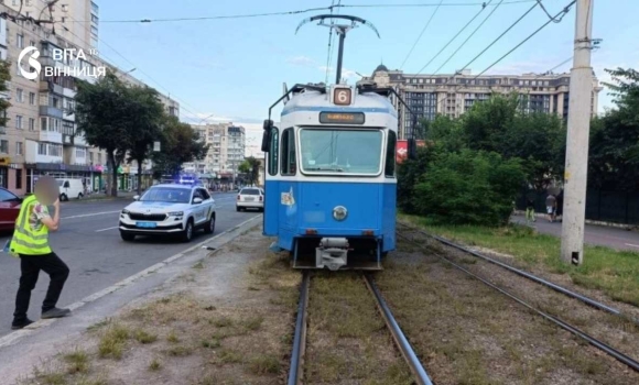 У Вінниці трамвай збив пішохода, який перетинав колії у невстановленому місці У Вінниці трамвай збив пішохода, який перетинав колії у невстановленому місці