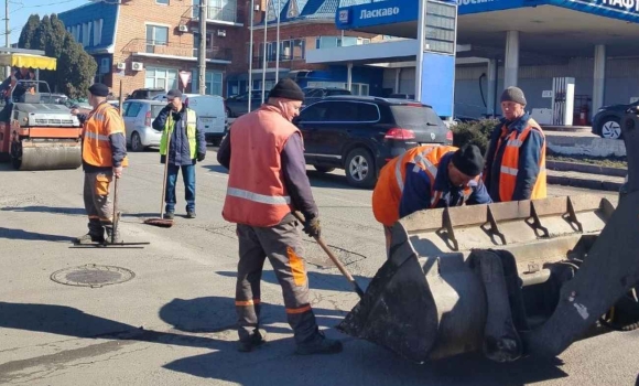 У Вінниці триває аварійний ремонт доріг на дев'яти вулицях міста У Вінниці триває аварійний ремонт доріг на дев'яти вулицях міста