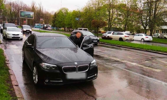 У Вінниці водій BMW напав на жінку-інспекторку, коли отримав штраф за неправильне паркування У Вінниці водій BMW напав на жінку-інспекторку, коли отримав штраф за неправильне паркування