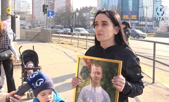 У Вінниці вшанували пам'ять 26-річного сапера Михайла Насадюка хвилиною мовчання У Вінниці вшанували пам'ять 26-річного сапера Михайла Насадюка хвилиною мовчання