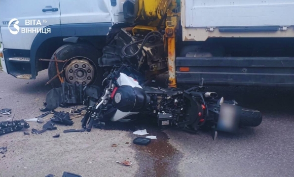 У Вінниці зіткнення мотоцикла з автомобілем забрало життя двох людей У Вінниці зіткнення мотоцикла з автомобілем забрало життя двох людей