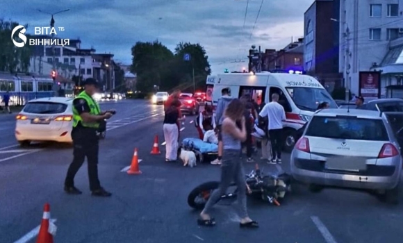 У Вінниці зіткнулися мотоцикл та легковик травмувалися двоє людей У Вінниці зіткнулися мотоцикл та легковик травмувалися двоє людей