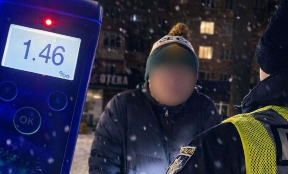 У Вінниці зупинили водія напідпитку рівень алкоголю в організмі у сім разів перевищив норму У Вінниці зупинили водія напідпитку рівень алкоголю в організмі у сім разів перевищив норму