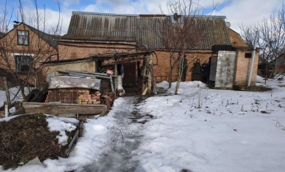 У Вінницьких Хуторах жінка зливава рідкі відходи на власне подвір’я У Вінницьких Хуторах жінка зливава рідкі відходи на власне подвір’я