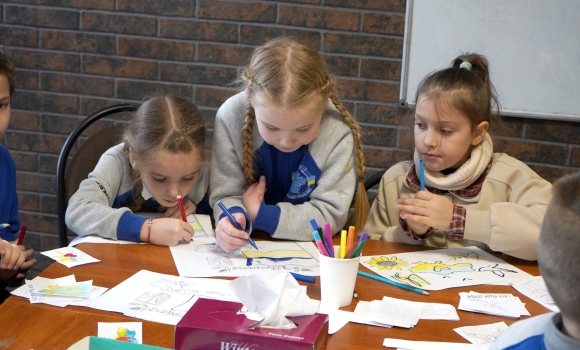 У VinSmart Центрі юні вінничани разом із батьками виготовляли окопні свічки У VinSmart Центрі юні вінничани разом із батьками виготовляли окопні свічки