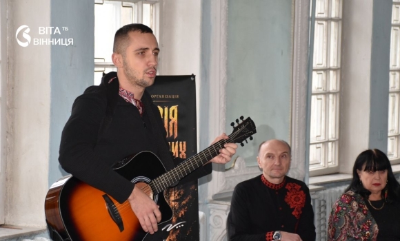 Поети клубу «Поезія незламних» читають власні вірші перед глядачами в Білій залі Ратуші у Вінниці Поети клубу «Поезія незламних» читають власні вірші перед глядачами в Білій залі Ратуші у Вінниці