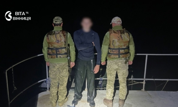 Уночі в холодній воді прикордонники на катері перехопили 30-річного плавця на Дністрі Уночі в холодній воді прикордонники на катері перехопили 30-річного плавця на Дністрі