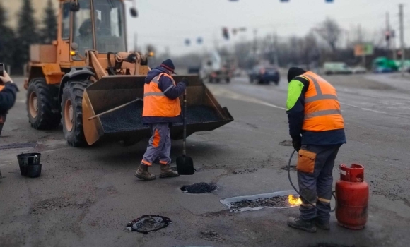 Усувають найкритичніші пошкодження до початку основних ремонтів доріг Вінниці Усувають найкритичніші пошкодження до початку основних ремонтів доріг Вінниці