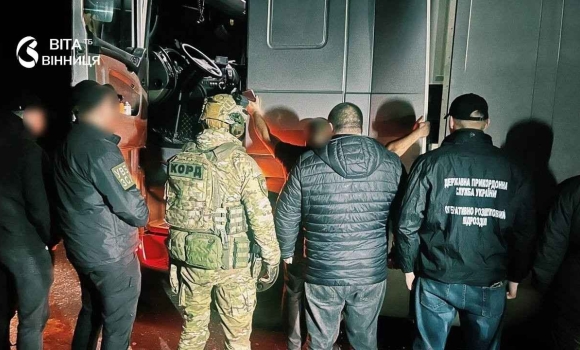 Вантажівка з палетами молочної продукції біля кордону з Молдовою під час огляду правоохоронцями Вантажівка з палетами молочної продукції біля кордону з Молдовою під час огляду правоохоронцями