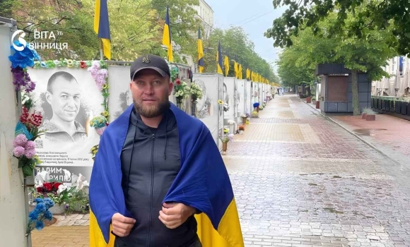 Ветеран Петро Дудник пройшов на протезі понад 100 км від Вінниці до Хмельницького Ветеран Петро Дудник пройшов на протезі понад 100 км від Вінниці до Хмельницького