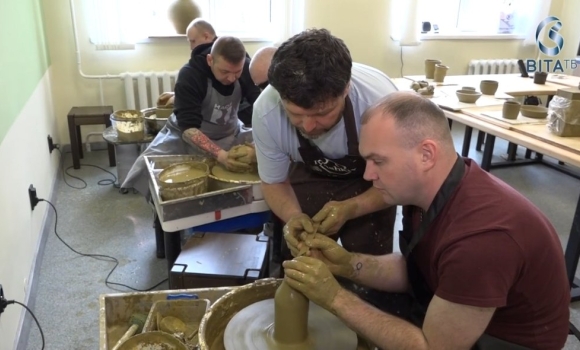 Від окопів до гончарного кола неймовірна історія воїнів, які знайшли нове покликання Від окопів до гончарного кола неймовірна історія воїнів, які знайшли нове покликання