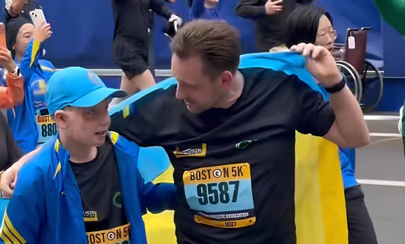 Від трагедії у Вінниці до фінішу в Бостоні незламний Ромчик Олексів пробіг марафон заради порятунку дітей Від трагедії у Вінниці до фінішу в Бостоні незламний Ромчик Олексів пробіг марафон заради порятунку дітей