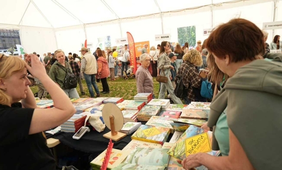 VinBookFest зібрав у Вінниці топових авторів та понад 50 культурних подій VinBookFest зібрав у Вінниці топових авторів та понад 50 культурних подій
